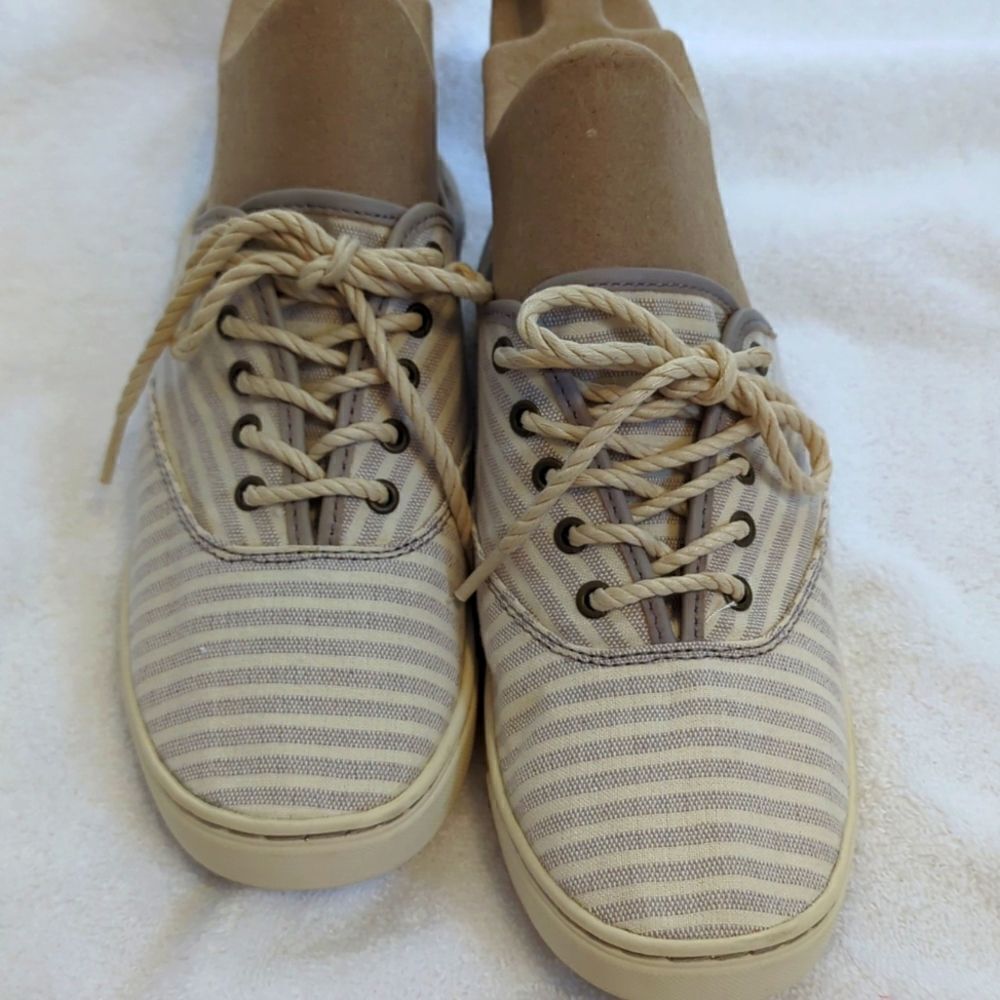 UGG Australian New Gray and White Eyan Espadrille Sneakers Size 8.5